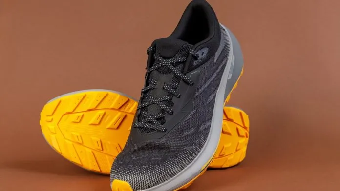 Chaussure de trail grise à semelle orange Chaussure de trail grise à semelle orange