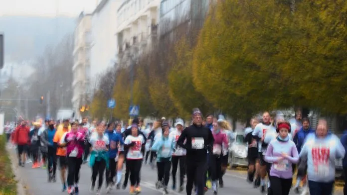 Coureurs d'un marathon urbain en automne Coureurs d'un marathon urbain en automne