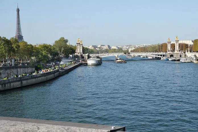 Coureurs des 20 km de Paris sur les berges de Seine, avec la tour Eiffel et le pont Alexandre-III, lors de l'édition 2023 Coureurs des 20 km de Paris sur les berges de Seine, avec la tour Eiffel et le pont Alexandre-III, lors de l'édition 2023