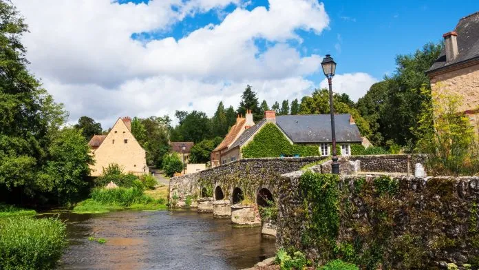Le pont médiéval d'Asnières-sur-Vègre, dans la Sarthe Le pont médiéval d'Asnières-sur-Vègre, dans la Sarthe