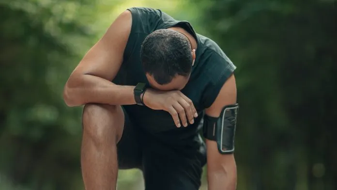 Un coureur épuisé fait une pause Un coureur épuisé fait une pause
