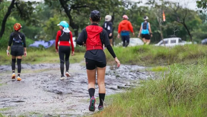 Un groupe de coureurs sur un sentier boueux en forêt Un groupe de coureurs sur un sentier boueux en forêt