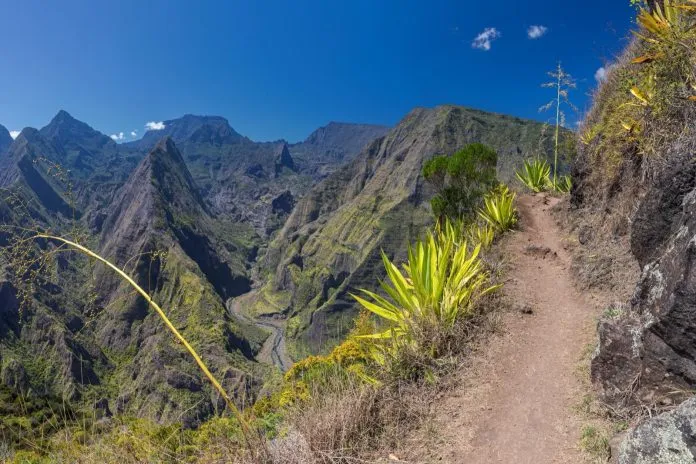 Sentier en crête au-dessus du cirque de Mafate, à La Réunion, près du Cap Noir Sentier en crête au-dessus du cirque de Mafate, à La Réunion, près du Cap Noir