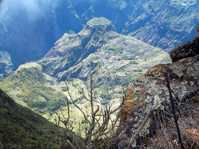 Le cirque de Mafate vu depuis le Maïdo, avec l'îlet de Roche Plate en contrebas, à La Réunion Le cirque de Mafate vu depuis le Maïdo, avec l'îlet de Roche Plate en contrebas, à La Réunion