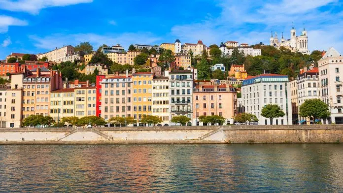 Les façades colorées des quais de Saône, à Lyon Les façades colorées des quais de Saône, à Lyon
