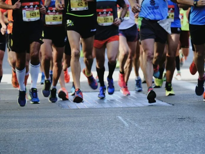 Coureurs sur une avenue lors d'un marathon urbain Coureurs sur une avenue lors d'un marathon urbain